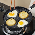 Miniatyrbillede 2 af 4: 9,7\" Stegepande med 4 huller, Non-stick, Hjerteformet pandekagepande, Morgenmadsstegepande til æg, Egnet til gaskomfur og induktionskomfur (Sort)