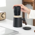 Miniatyrbillede 4 af 5: Blå og hvide tekopper med træhåndtag Keramisk tekop med si og låg Krus til brygning af løse teblade