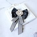 Pikkukuva 3 / 5: Klassinen raidallinen printti helmibrooch rusetti naisille - Täydellinen one size