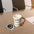 Miniatyrbilde 2 av 5: 360 ml Kaffe- eller Tekopper med Trykt Noteark og Gitarformet Håndtak - Allsidig, Holdbar og Unik for Varme eller Kalde Drikker.