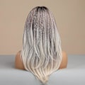 Miniatyrbilde 4 av 4: Lang Lagdelt Ombre Grå Parykker For Kvinner, 22 tommer Ombre Grå Side Skill Parykk Syntetisk Parykk, Skulderlang Parykk