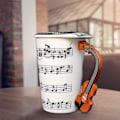 Miniatyrbilde 4 av 5: 360 ml Kaffe- eller Tekopper med Trykt Noteark og Gitarformet Håndtak - Allsidig, Holdbar og Unik for Varme eller Kalde Drikker.