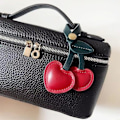 Miniatyrbillede 5 af 5: Kirsebær Læder Nøglering, Læder Nøglering, Rød Læder Accessorie, Dame Mode Accessorie, Bilnøglevedhæng, Fødselsdags- og Julegaver til Kvinder