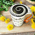 Miniatyrbilde 3 av 5: 360 ml Kaffe- eller Tekopper med Trykt Noteark og Gitarformet Håndtak - Allsidig, Holdbar og Unik for Varme eller Kalde Drikker.