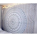 Miniatyrbild 4 av 4: Metallisk silver Mandala väggbonader i gobeläng grå, Hippie gobelänger Boho Dekor, Yoga meditationsmatta mattor