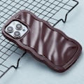Pikkukuva 3 / 5: iPhone 14 Pro Max Puhelinkuori Aaltoileva Tekstuuri Viininpunainen