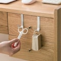 Miniatyrbild 5 av 5: 2 st rostfria S-formade krokar bakom köksskåp