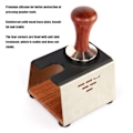Miniatyrbild 8 av 8: Multifunktionell Tamperhållare, Espresso Tamperställ för 51, 54, 58mm Espresso Tillbehör, Förstärkt Massiv Träbottenplatta, Kompakt Tampermatta