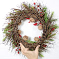 Miniatyrbild 2 av 7: Holiday Splendor, Vinterkrans för ytterdörr med röda bär och tallkottar, 50 cm julkrans för dekorativ visning inomhus och utomhus