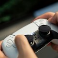 Miniatyrbild 2 av 6: Tumgrepp för PlayStation-kontroller, Omfattande skydd Silikonskydd Halkfritt Svettfritt Dubbat Tryckta Joystick-skydd för PS5, PS4,