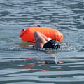 Miniatyrbild 8 av 8: Vattentät Flytväska för Aktiviteter i Öppet Vatten, Träningssällskap för Snorkling med Justerbart Midjebälte, 20 Liter Ljusfärgad Boj för Säkerhet