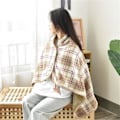 Miniatyrbillede 2 af 5: Bærbar Unisex Ternet Fleece Tæppe med Knap Dobbelt Lag Fortykket Knæ Tæppe Blødt Lur Sjal Tæppe