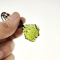 Miniatyrbild 1 av 2: Moldavit Kristall Halsband Oregelbunden Sten Hänge Naturlig Kristall Energi Sten Halsband Present