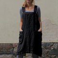 Pikkukuva 4 / 5: Pinafore-esiliina, ristiesiliina taskuilla, puuvillapellavainen esiliinamekko, pluskoko