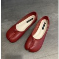 Miniatyrbild 1 av 5: Tabi Ninja Skor Kvinna Mikrofiber Läder Bekväma plattor Delad tå Tofflor Mjuk botten Loafers Rejäla shorts dammockasiner 35-40 red flats 6.5