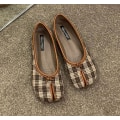 Miniatyrbild 1 av 5: Tabi Ninja Skor Kvinna Mikrofiber Läder Bekväma plattor Delad tå Tofflor Mjuk botten Loafers Rejäla shorts dammockasiner 35-40 brown grid 6.5