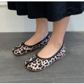 Miniatyrbild 1 av 5: Tabi Ninja Skor Kvinna Mikrofiber Läder Bekväma plattor Delad tå Tofflor Mjuk botten Loafers Rejäla shorts dammockasiner 35-40 leopard flats 6.5