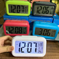 Miniatyrbild 2 av 4: Smart Digital Väckarklocka med Datum och Temperatur Snooze-knapp Ovanpå, Batteridriven Rektangulär Bordsklocka med Nattlampa