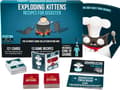 Pikkukuva 1 / 5: Exploding Kittens Recipe for Disaster Deluxe -pelisetti Exploding Kittensiltä - Korttipelit aikuisille, teineille ja lapsille - Hauskoja perhepelejä