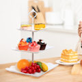Miniatyrbilde 6 av 7: 3-lags kakestativ, hvite ettermiddagste-stativ, firkantede cupcake-, frukt- og desserttallerkener i plast, gjenbrukbare