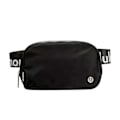 Pikkukuva 1 / 3: Lululemon Everywhere -vyölaukku, musta, Wordmark-hihnalla naisille, miehille ja unisex-käyttöön, musta