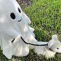 Miniatyrbillede 3 af 5: Festival Spøgelse Går Tur Med Sin Spøgelseshund 2024 Opgradering Søde Spøgelse Spøgelseshund Halloween Statue Sjov Halloween Figur Hjem Boys