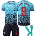 Miniatyrbild 1 av 2: 2526 Barcelona specialutgåva tröjset, med legendariska nummer som Lewandowski och Messi, som tänder fansens passion med klassiskt blått! No.9 LEWANDOWSKI l