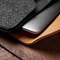 Pikkukuva 4 / 4: Mujjo Sleeve 12 '' - Premium-kotelo MacBookille, jossa ä