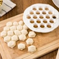 Miniatyrbilde 4 av 5: 19 Hull Ravioli Dumpling Maker Form Deigpresse Kutter Kjøkken Matlagingsverktøy