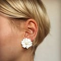 Pikkukuva 4 / 5: Elegantit hartsikukkakorvakorut treffeille ja juhliin