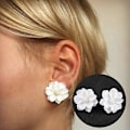 Pikkukuva 2 / 5: Elegantit hartsikukkakorvakorut treffeille ja juhliin
