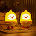 Miniatyrbillede 4 af 5: Tegneserie And Natlampe Dæmpbar Blød Belysning Flimmerfri Genopladelig Touch Kontrol LED Bordlampe Silikone Stressreducerende Legetøj