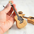 Miniatyrbild 4 av 5: Akustisk gitarrplektrumbox i trä, gitarrbox för plektrum, gitarrplektrumhållare, present till gitarrspelare akustisk gitarrplektrumbox i trä med ställ 1pcs