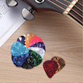 Miniatyrbild 2 av 5: 30 st Gitarrplektrum 0,5 mm 0,75 mm 1,0 mm Tunna Varierade Färgglada Kärlekshjärta Celluloidplektrum för Bas El-akustiska Gitarrer Ukulele