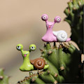 Miniatyrbillede 3 af 5: 2 stk./sæt Snegle Feindretning Ornamentale Flerfarvede Sjove Udtryk Hjem Bonsai Snegle Ornamenter til Sukkulenter Qinhai