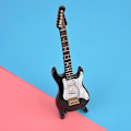 Miniatyrbillede 3 af 3: Delikat 14 cm Mini Træ Elektrisk Guitar Model Ornamenter Samling med Stativ (Sort)