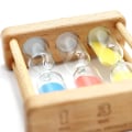 Miniatyrbillede 3 af 5: Tidsglas, 1+3+5 Minutter Mini Træ Tidsglas Ur Kreativ Sand Dekoration Små Pynt Gave til Spil Klasseværelse Hjem Kontor Dekoration