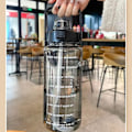 Miniatyrbild 3 av 5: Stor vattenflaska med sugrör 2 liter tidsmarkörer svart