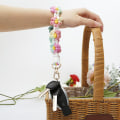 Miniatyrbilde 3 av 4: Håndlaget armbåndsnøkkelring med daisy-vev, armbåndslanyard i boho-stil, nøkkelring, B B
