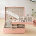 Miniatyrbillede 2 af 5: Smykkeskrin, dobbeltlags PU læder opbevaringsboks til kvinder til ringe, øreringe, armbånd, halskæder, smykkeorganisator gaveæske (Mors dags gave) Pink