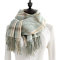 Miniatyrbild 4 av 6: Dam Vinter Tartan Scarf, Lång Vinterscarf, Mjuka Varma Scarfar, Tofssjal, Lång Stola, Julklapp Light Green