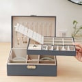 Miniatyrbillede 3 af 5: Smykkeskrin, dobbeltlags PU læder opbevaringsboks til kvinder til ringe, øreringe, armbånd, halskæder, smykkeorganisator gaveæske (Mors dags gave) Grey