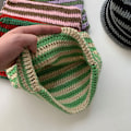 Pikkukuva 3 / 4: Kissan korvat -virkattu pipo, raidallinen, lämmin talvipipo joustavalla reunalla, beige ja vihreä Beige and Green