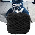 Miniatyrbild 4 av 5: Tjock Häklygarn Mjuk Isremsa Häklygarn Chunky Vävd Filtgarn för Väva Filt Tofflor (Svart) black