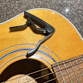 Miniatyrbilde 5 av 5: Gitar-Capo for akustiske og elektriske gitarer med 5 plukker gratis, svart