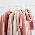 Miniatyrbillede 4 af 5: 20 Fløjlsbøjler - Premium Skridsikre Bøjler til Tøj - 360 Graders Drejelig Krog Frakkebøjler Voksen - Robust til at Holde Jakke eller Bukser (Pink) pink