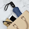 Miniatyrbillede 2 af 5: Rejse Paraply - Nem Automatisk Åbn og Luk, Holdbar Kompakt Paraply, Robust Fiberglass Stel, Vandtæt Baldakin - Bærbar Rejse Paraply blue