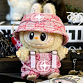 Miniatyrbillede 1 af 5: Sommerudsalg Labubu dukketøj første generation anden generation blind box Labubu dukketøj (spandhat + overalls) GG rosa kostym