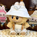 Miniatyrbillede 1 af 5: Sommerudsalg Labubu dukketøj første generation anden generation blind box Labubu dukketøj (fiskerhat + overalls) P Vit kostym