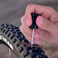 Miniatyrbillede 5 af 5: Reparationssæt til slangeløse cykeldæk, til racercykler og mountainbikes MTB, reparerer punkteringer eller flade dæk, inkluderer opbevaringsbeholder
